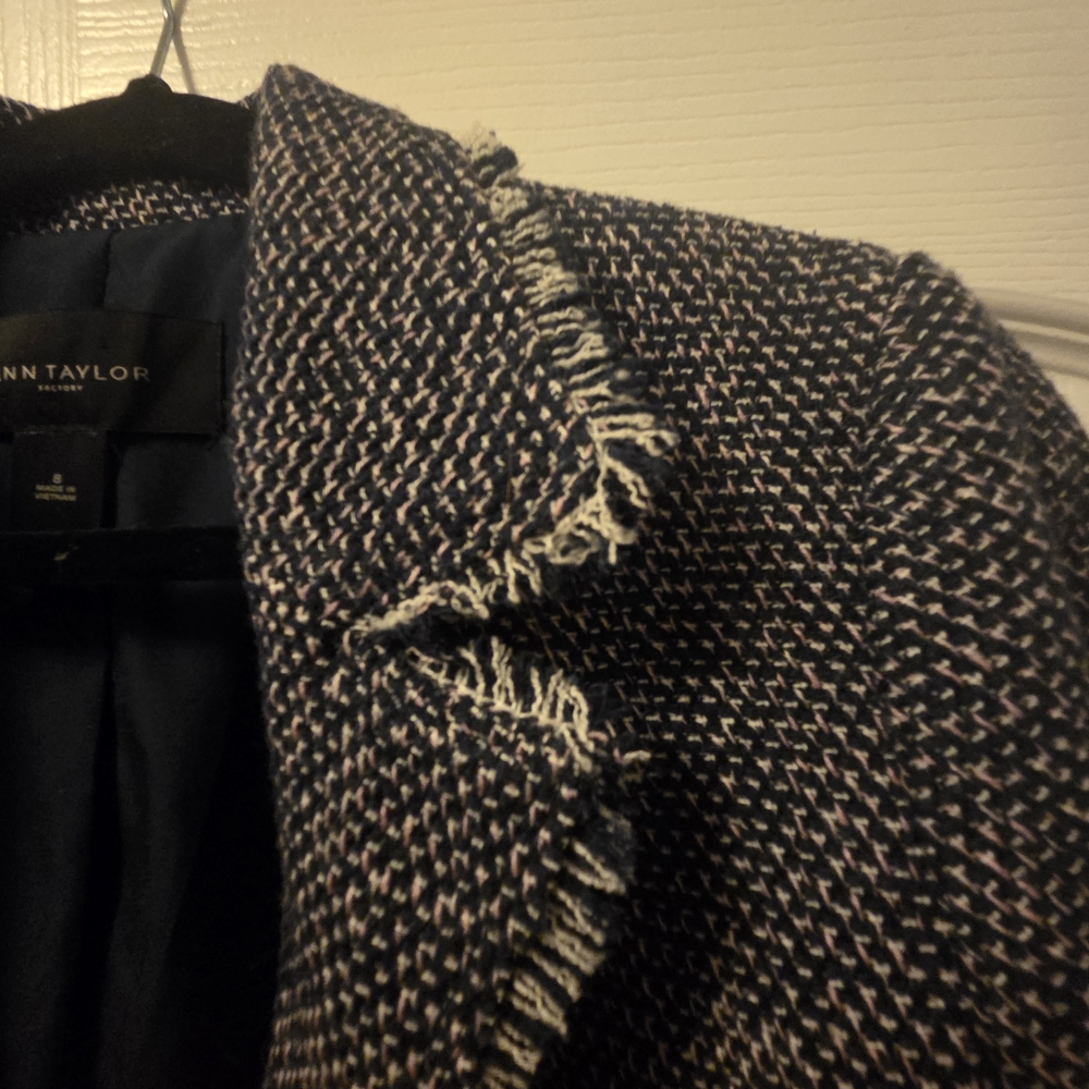 Chic Tweed Blazer with Fringe Detail - Picture 3 of 7